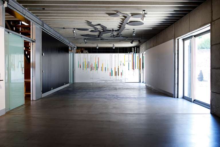 Datascape © 2016. Tubo y varilla de borosilicato, agua con colorantes, fibra de madera. 800 x 450 x 350 cm (h)