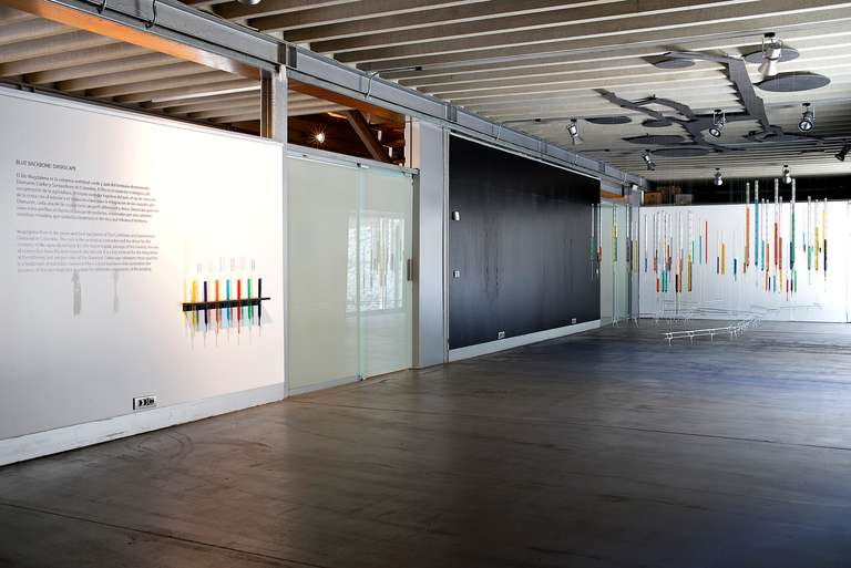 Datascape © 2016. Tubo y varilla de borosilicato, agua con colorantes, fibra de madera. 800 x 450 x 350 cm (h)