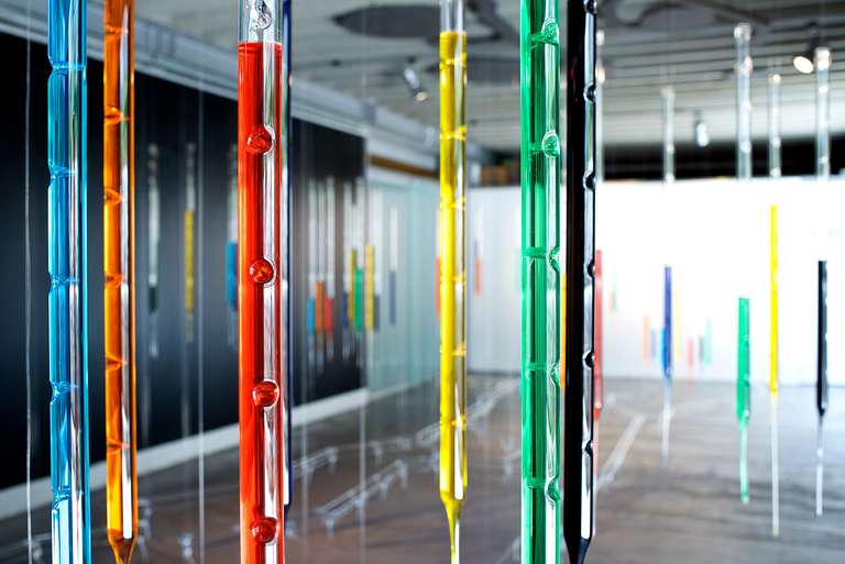 Datascape © 2016. Tubo y varilla de borosilicato, agua con colorantes, fibra de madera. 800 x 450 x 350 cm (h)