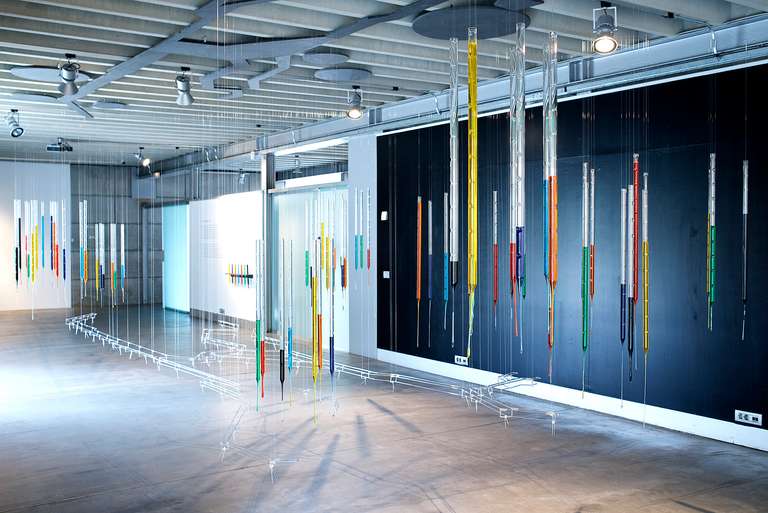 Datascape © 2016. Tubo y varilla de borosilicato, agua con colorantes, fibra de madera. 800 x 450 x 350 cm (h)