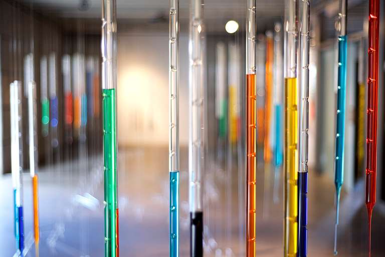 Datascape © 2016. Tubo y varilla de borosilicato, agua con colorantes, fibra de madera. 800 x 450 x 350 cm (h)