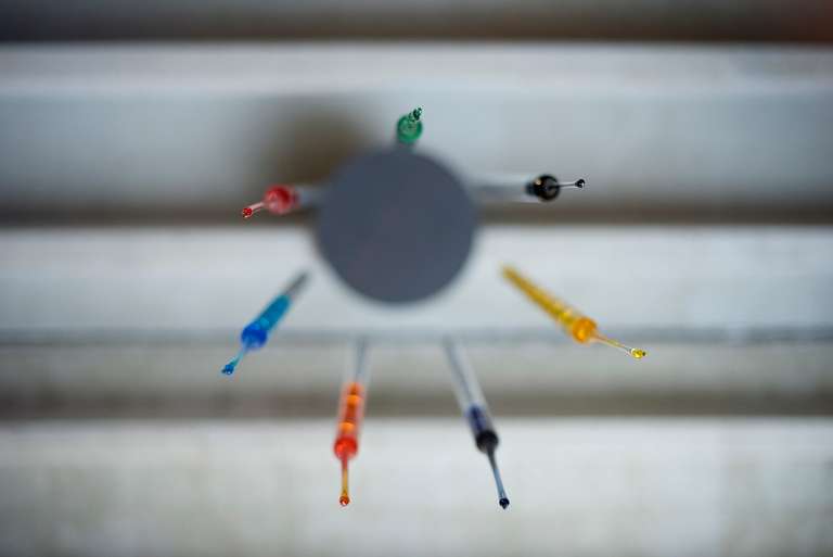 Datascape © 2016. Tubo y varilla de borosilicato, agua con colorantes, fibra de madera. 800 x 450 x 350 cm (h)