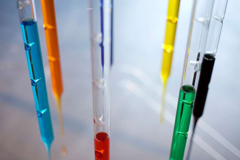 Datascape © 2016. Tubo y varilla de borosilicato, agua con colorantes, fibra de madera. 800 x 450 x 350 cm (h)