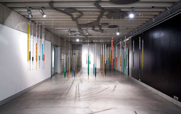 Datascape © 2016. Tubo y varilla de borosilicato, agua con colorantes, fibra de madera. 800 x 450 x 350 cm (h)