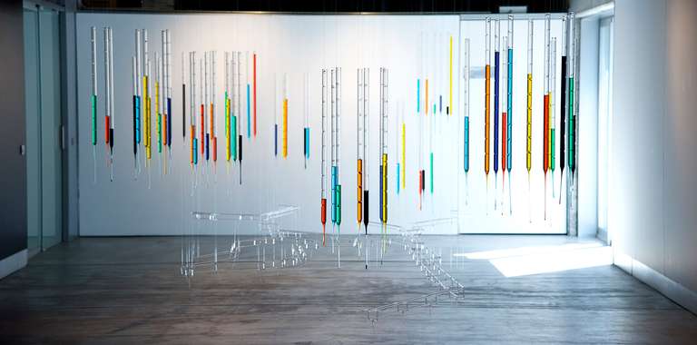 Datascape © 2016. Tubo y varilla de borosilicato, agua con colorantes, fibra de madera. 800 x 450 x 350 cm (h)