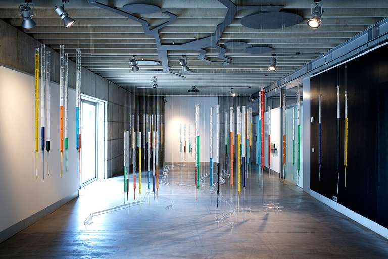 Datascape © 2016. Tubo y varilla de borosilicato, agua con colorantes, fibra de madera. 800 x 450 x 350 cm (h)