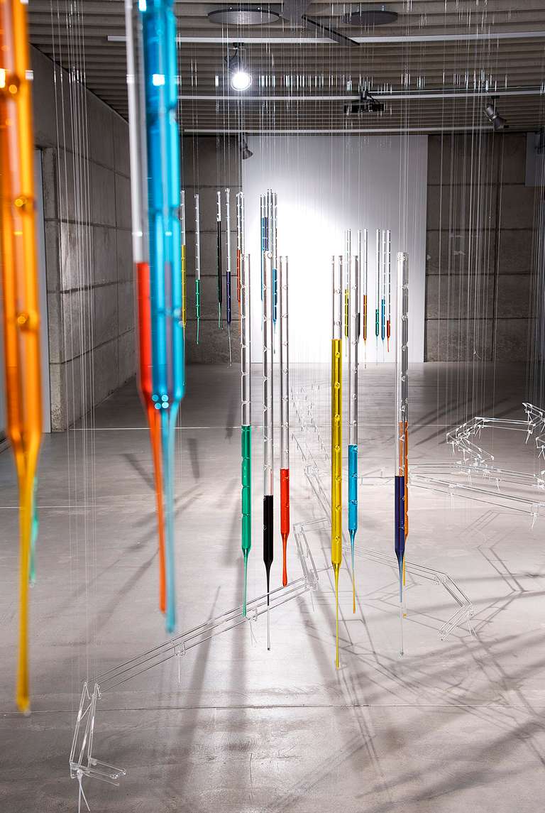 Datascape © 2016. Tubo y varilla de borosilicato, agua con colorantes, fibra de madera. 800 x 450 x 350 cm (h)