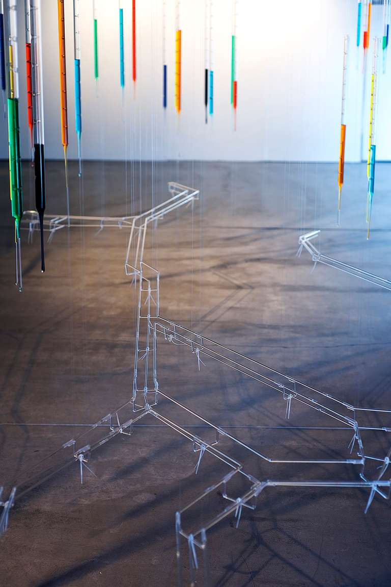 Datascape © 2016. Tubo y varilla de borosilicato, agua con colorantes, fibra de madera. 800 x 450 x 350 cm (h)