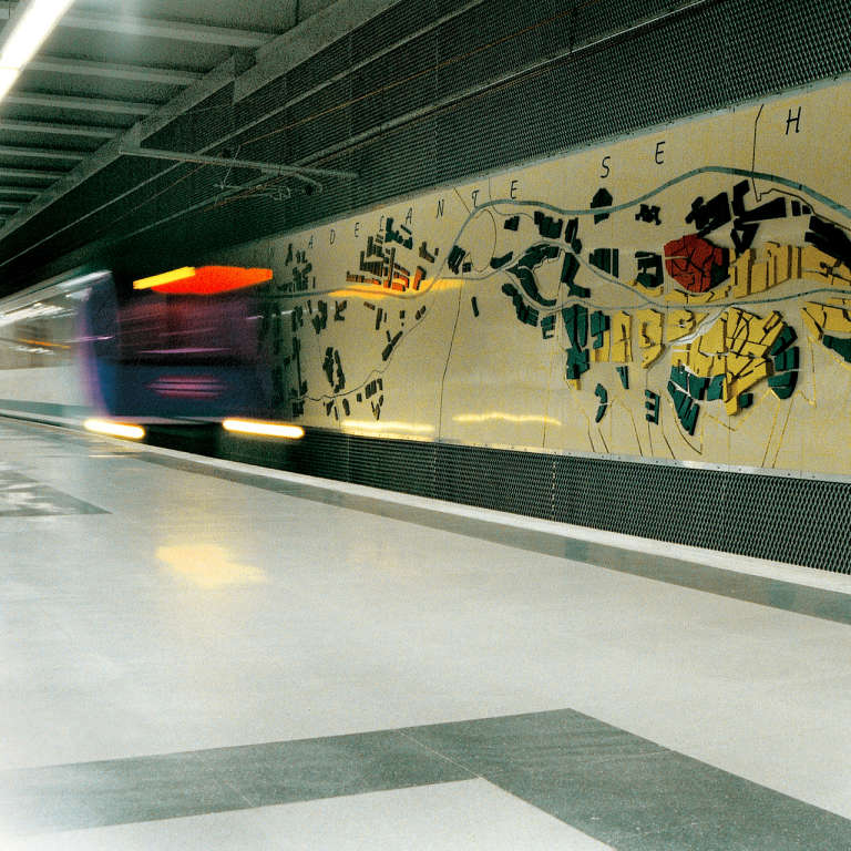 Fragmentos de historia y paisaje © 1999. Serigrafía sobre panel de aluminio y técnica mixta. 8000 x 300 cm. 