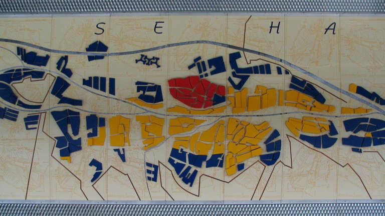 Fragmentos de historia y paisaje ©1999. Serigrafía sobre panel de aluminio y técnica mixta. 8000 x 300 cm. 