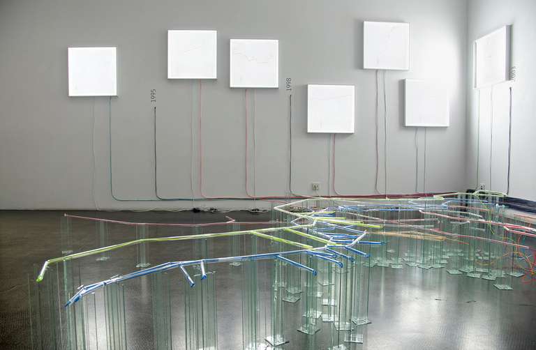 Liquid Mapping: Connected to... © 2017. Tubo de borosilicato, cable electroluminiscente de colores, sonido, LED screens, 600 x 275 x 50 cm (h)
