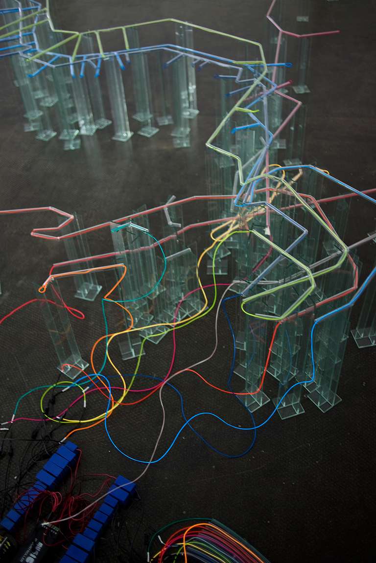 Liquid Mapping: Connected to... © 2017. Tubo de borosilicato, cable electroluminiscente de colores, sonido, LED screens, 600 x 275 x 50 cm (h)