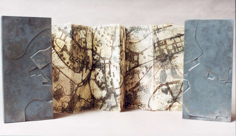 Atlante di Roma II ©1999. Plomo, madera, papel hecho a mano :: 182 x 41 x 2 cm