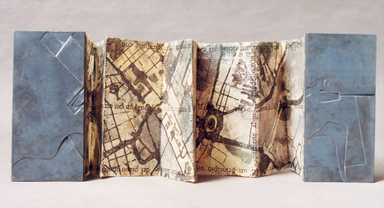 Atlante di Roma III ©1999. Plomo, madera, papel hecho a mano :: 182 x 41 x 2 cm