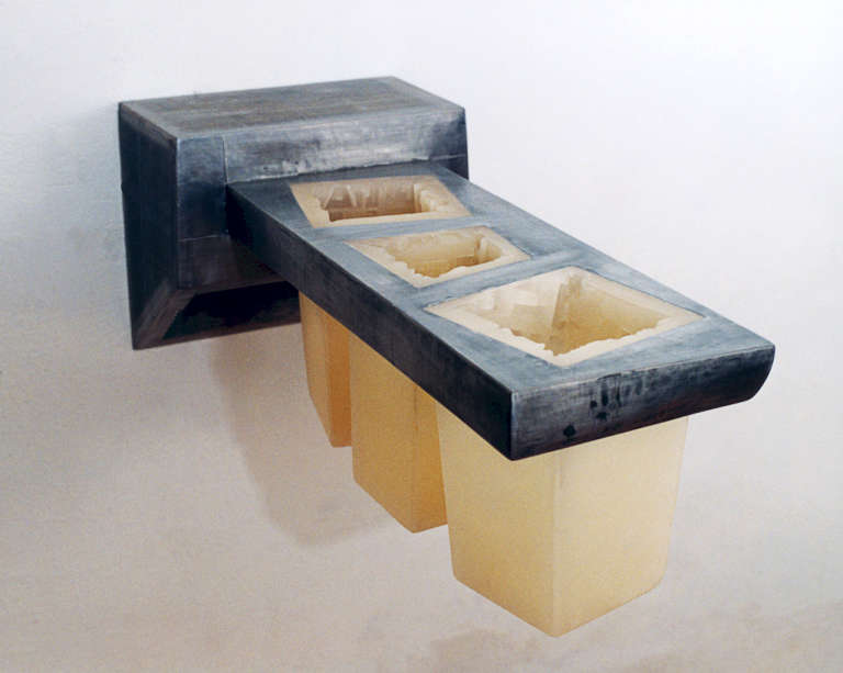 Lóculo I ©1999. Plomo, madera, cera :: 24,5 x 60 x 21 cm