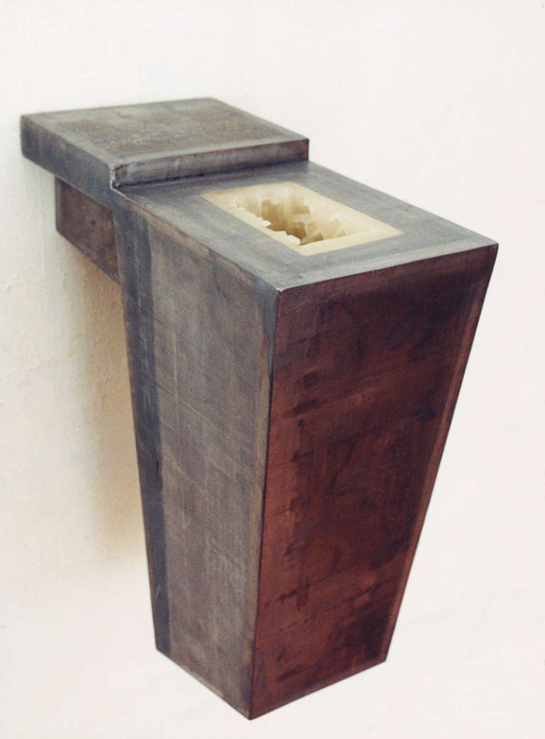 Lóculo II ©1999. Plomo, madera, cera :: 45 x 38 x 19 cm