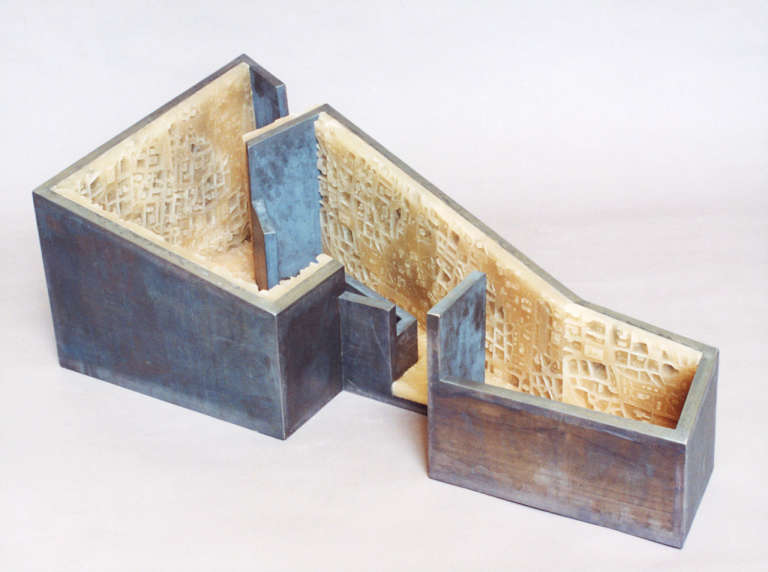 Quartiere II ©1999. Plomo, madera, cera :: 37 x 105 x 56 cm