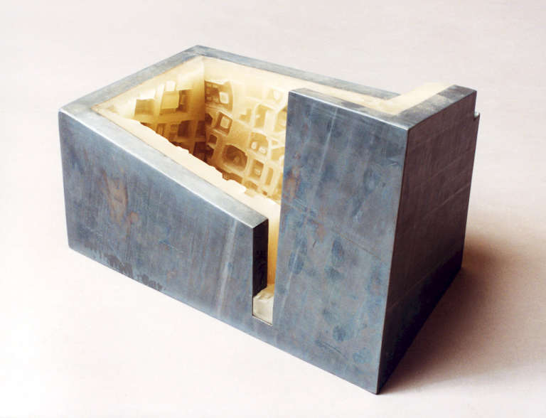 Quartiere III ©1999. Plomo, madera, cera :: 22 x 34 x 19 cm
