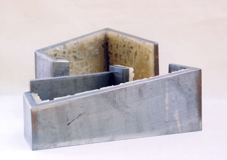 Quartiere V ©1999. Plomo, madera, cera :: 22 x 75 x 35 cm