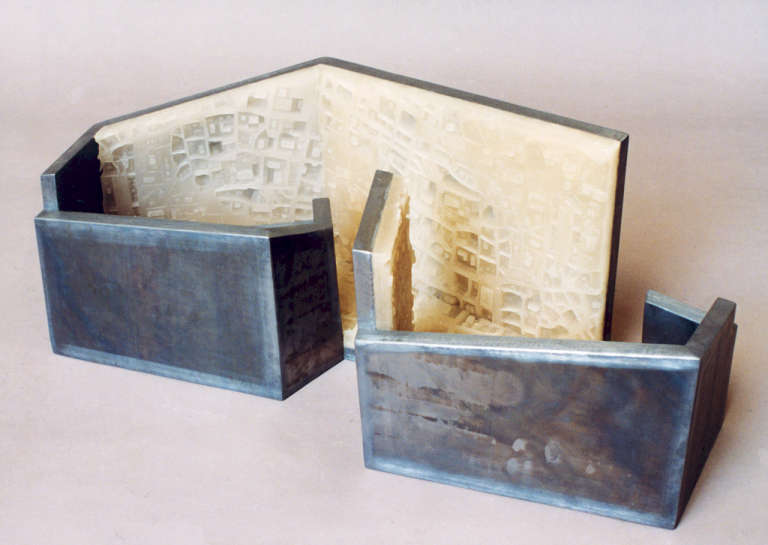 Quartiere VI ©1999. Plomo, madera, cera :: 52 x 86 x 54 cm