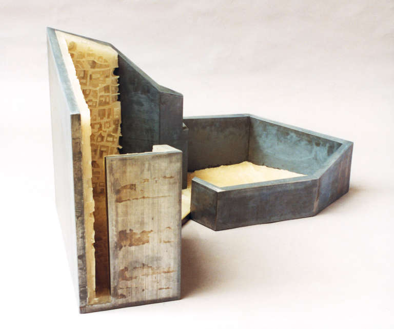 Quartiere VII ©1999. Plomo, madera, cera :: 47 x 117 x 50 cm