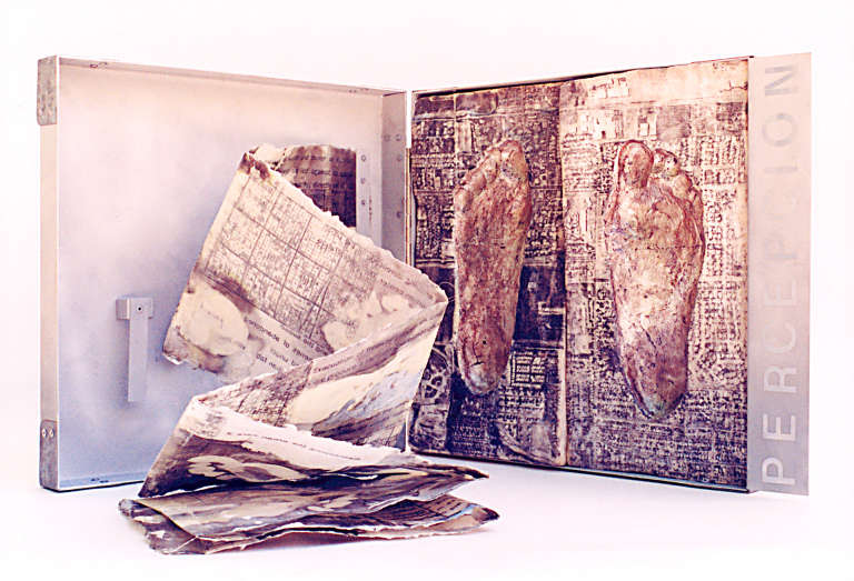 Huellas de la Percepción © 1997. Aluminio, papel hecho a mano, cera 40 x 40 x 8 cm
