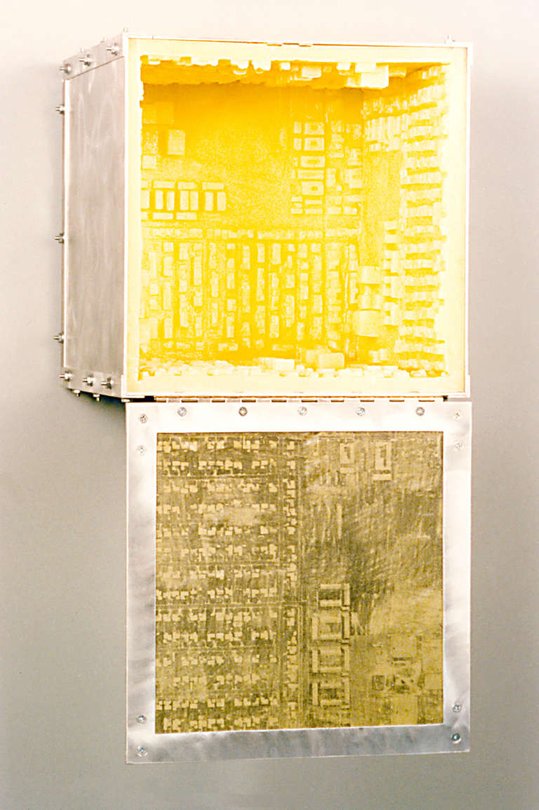 Fuerza Centrípeta, el Suburbio (15, SW) © 1997. Cera, aluminio, papel de seda :: 30 x 30 x 30 cm
