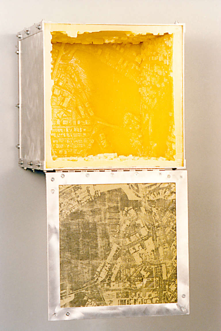 Axis Centrípeto, el Puerto (31, SE) © 1997. Cera, aluminio, papel de seda :: 30 x 30 x 30 cm